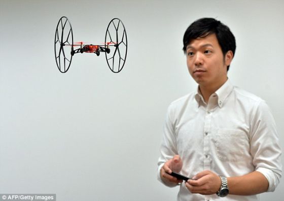 <b>法公司研制可拍照微型无人机：还可行走爬墙</b>